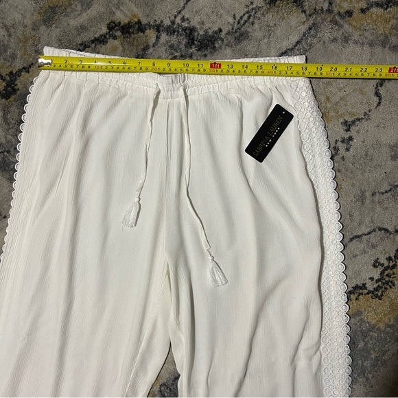 Elegant White Lace-Trim Joggers - Picture 4 of 14